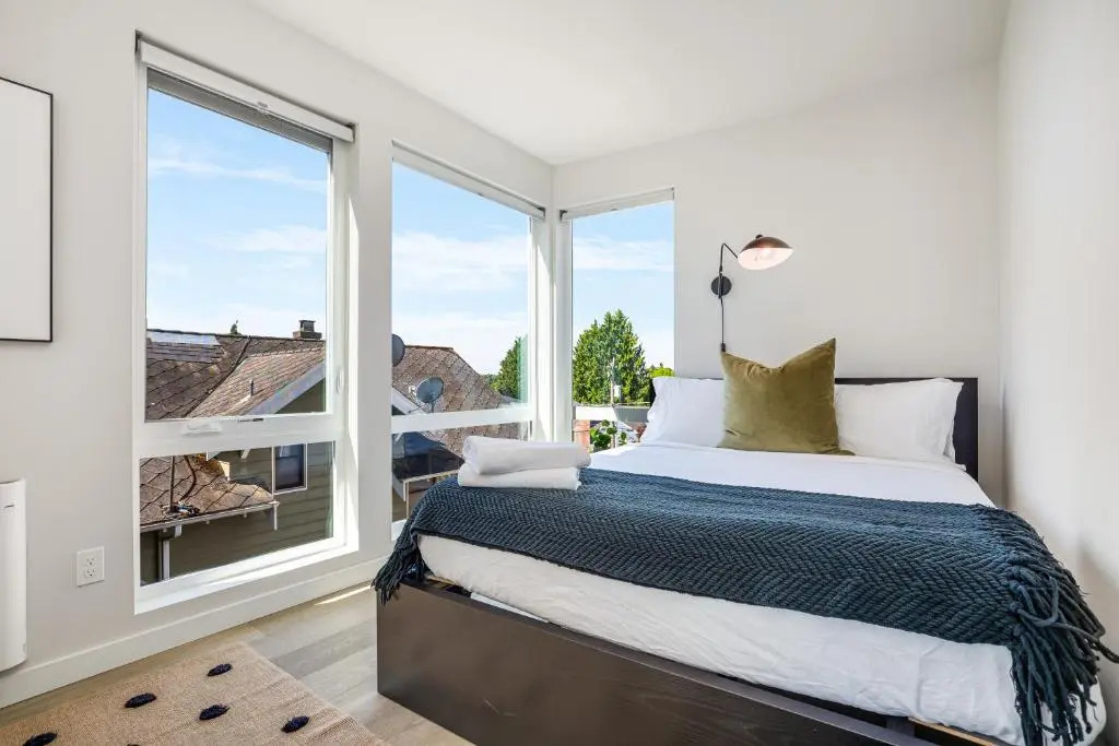 Rooftop Patio with Waterview, Private Garden & Grill 3BR 3BA
