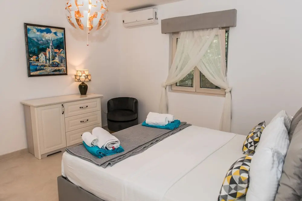 3 Bedroom 3 Bathroom Pool ,ivy House Montenegro