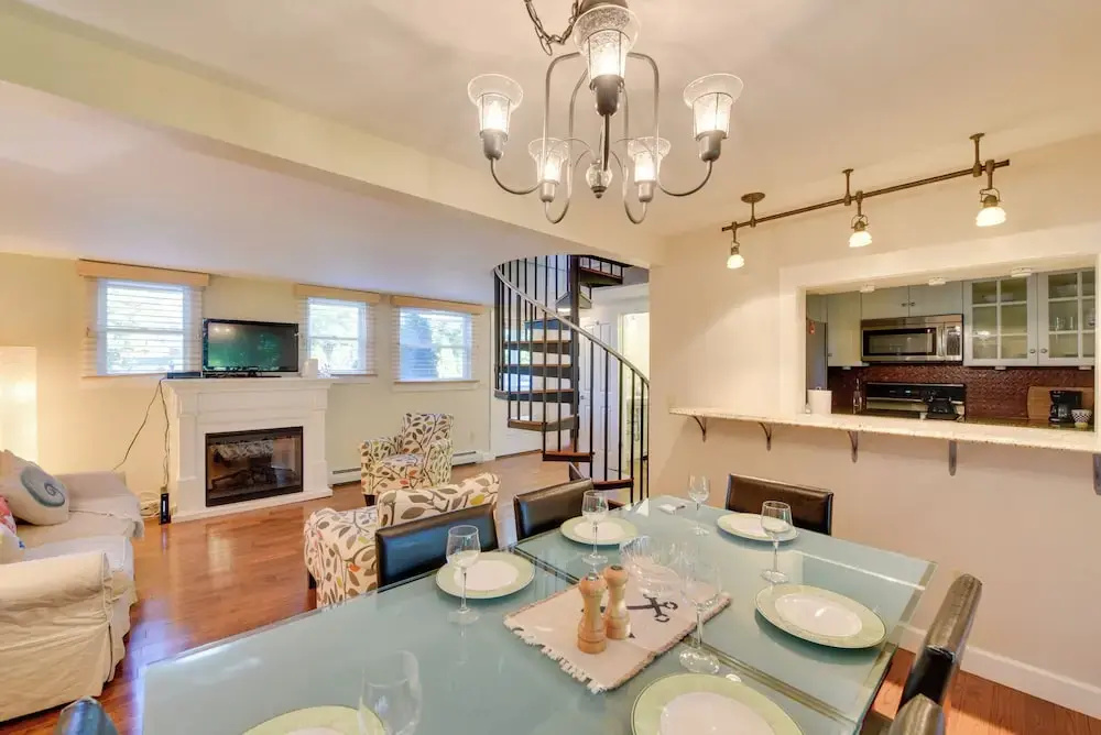 Shop, Dine, Explore Commercial St! Coastal Retreat