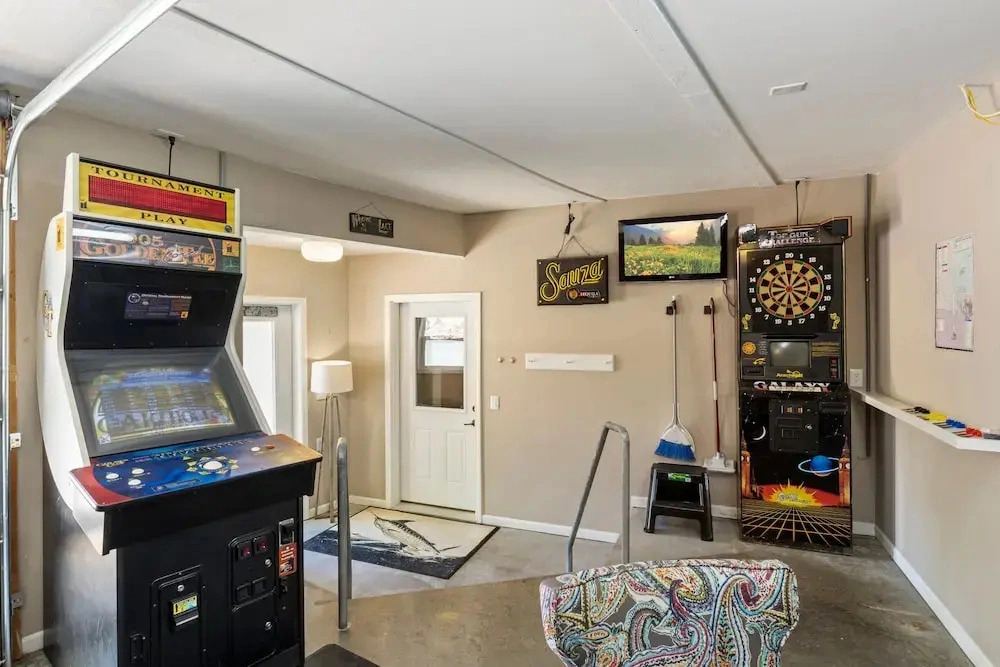 Amazing Game Room With Dock Tram to Huge Dock - Great For Families