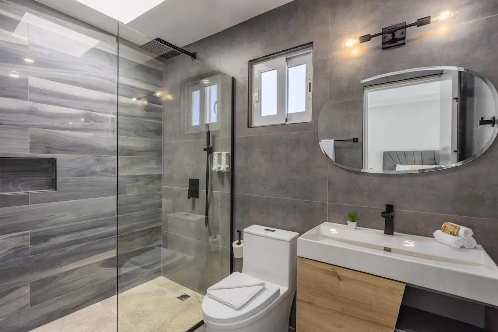 Luxurious Oasis Mins to Beach King Beds Pool