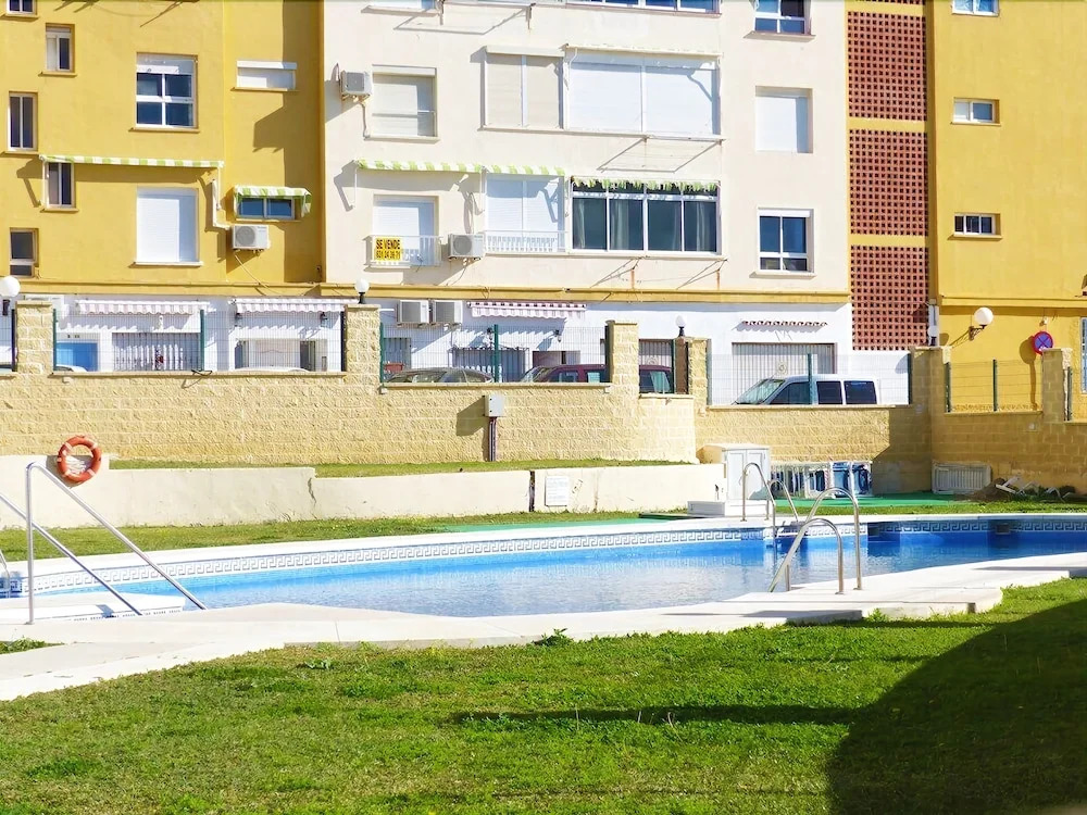 Beachside Apartment with Garden Ref 89