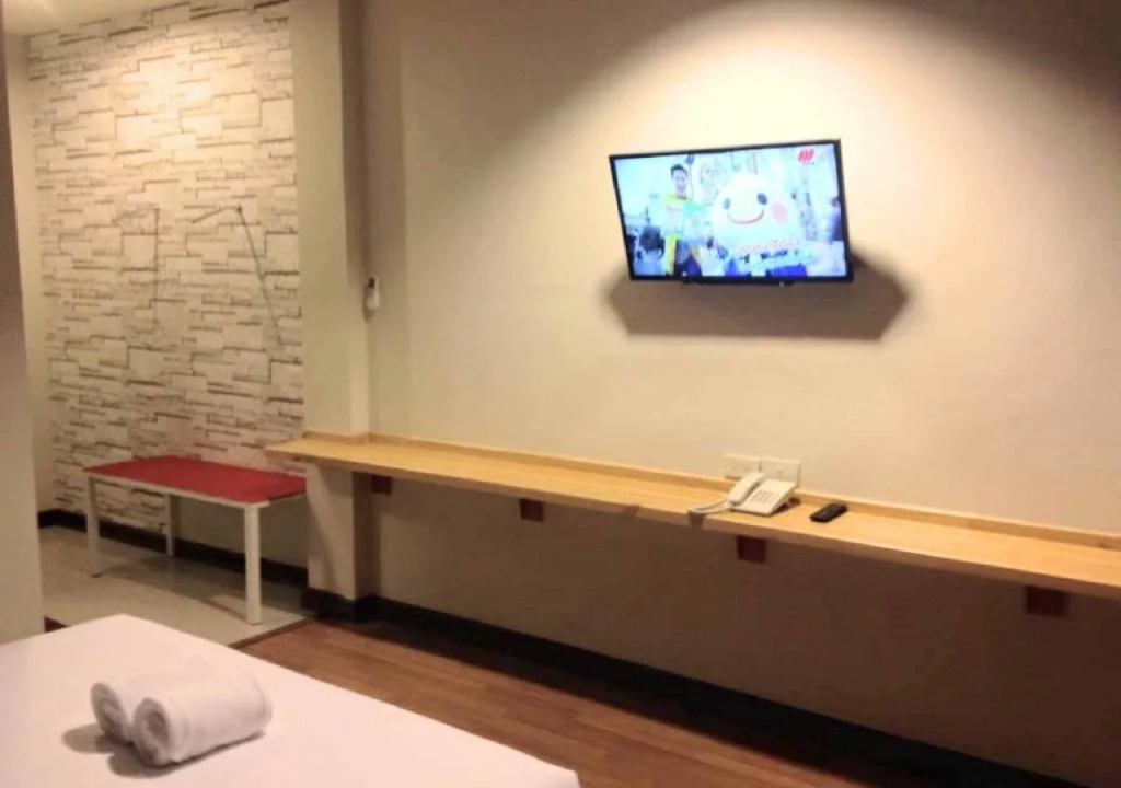 The Zell Budget Hotel Buriam