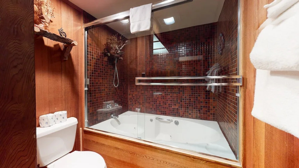 Tennis Village 14 Pet-Friendly, Spacious, Comfortable, Great Complex Amenities by RedAwning