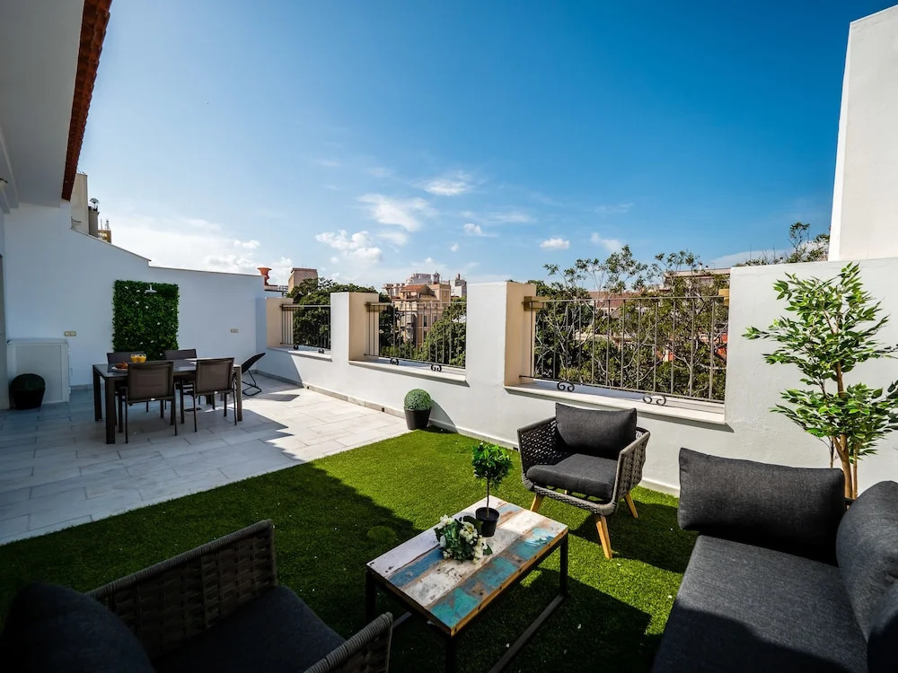 Central Sunny Penthouse Premium Apt