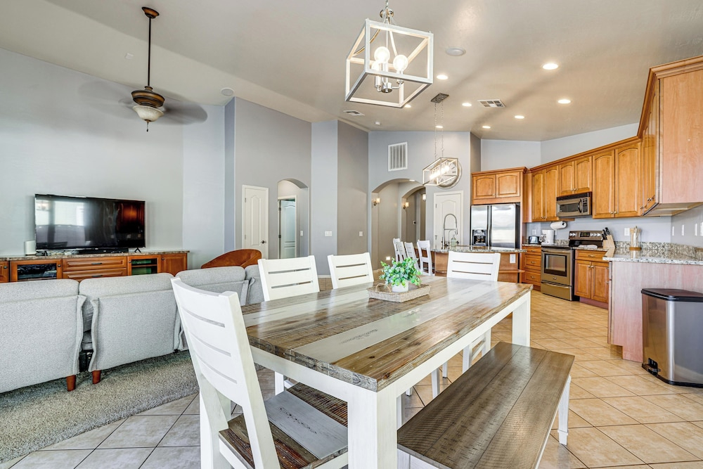 Poolside Oasis: Group-friendly Getaway in Phoenix!