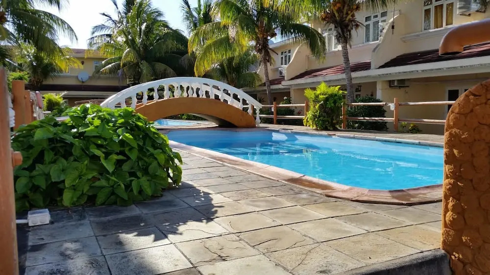 Apartment With 3 Bedrooms in Flic en Flac, With Pool Access, Enclosed