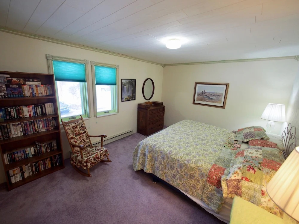 On Splendid Pond 4 Bedroom Cabin