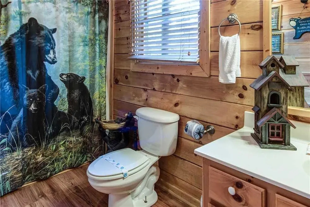 Holly Berry 4 Bedroom Home with Hot Tub