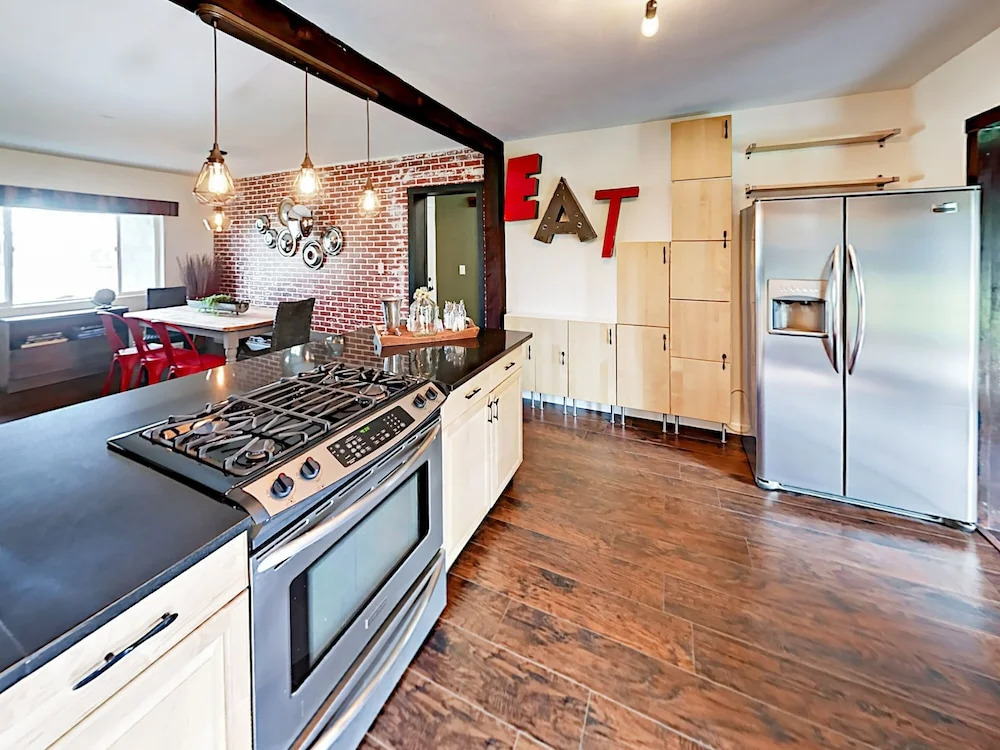E Indianola - 4 Br Home