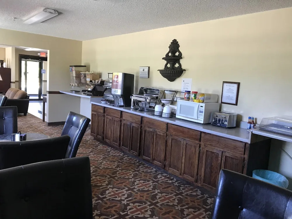 Clairmont Inn & Suites Warren