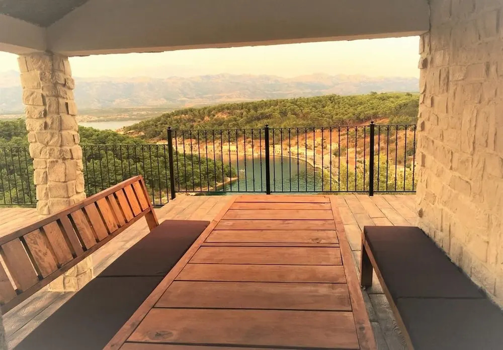 Luce - Pool and View - A1