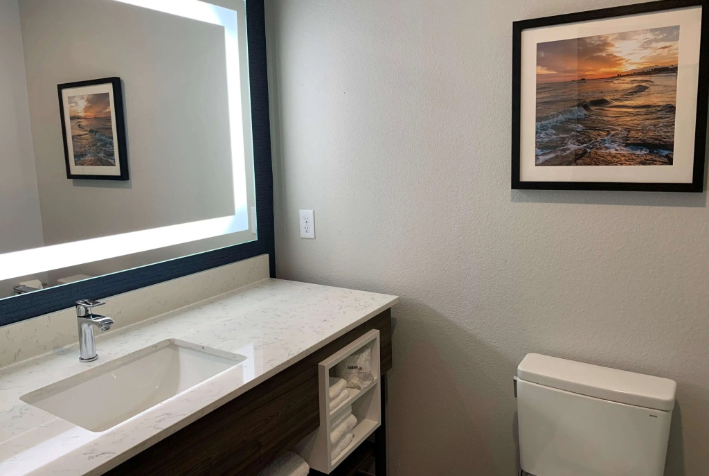 La Quinta Inn & Suites by Wyndham Galveston North at I-45