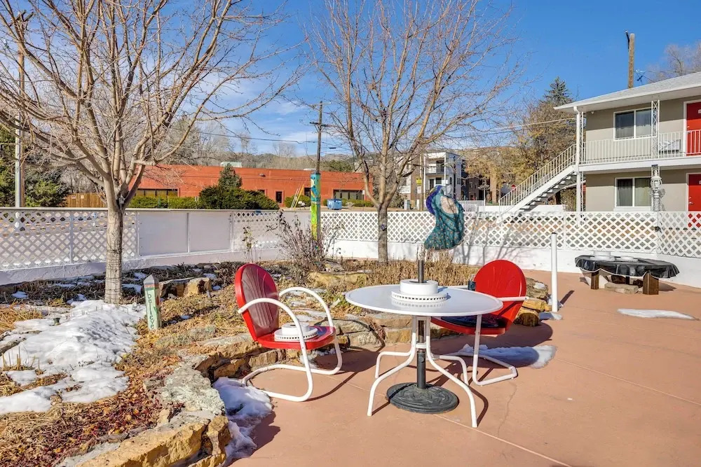 Walk to Attractions: Manitou Springs Studio