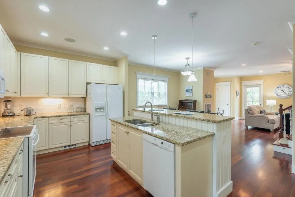 New Listing -114A W Hudson Ave - Open Layout - Close to Everything