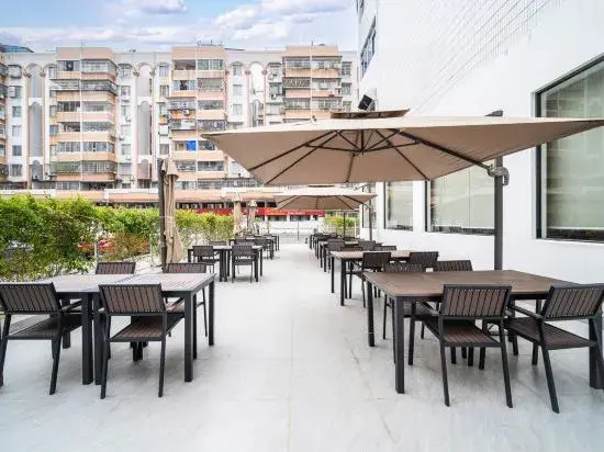 Rezen Longhh Hotel (Zhaoqing Seven Star Cave Sports Center)
