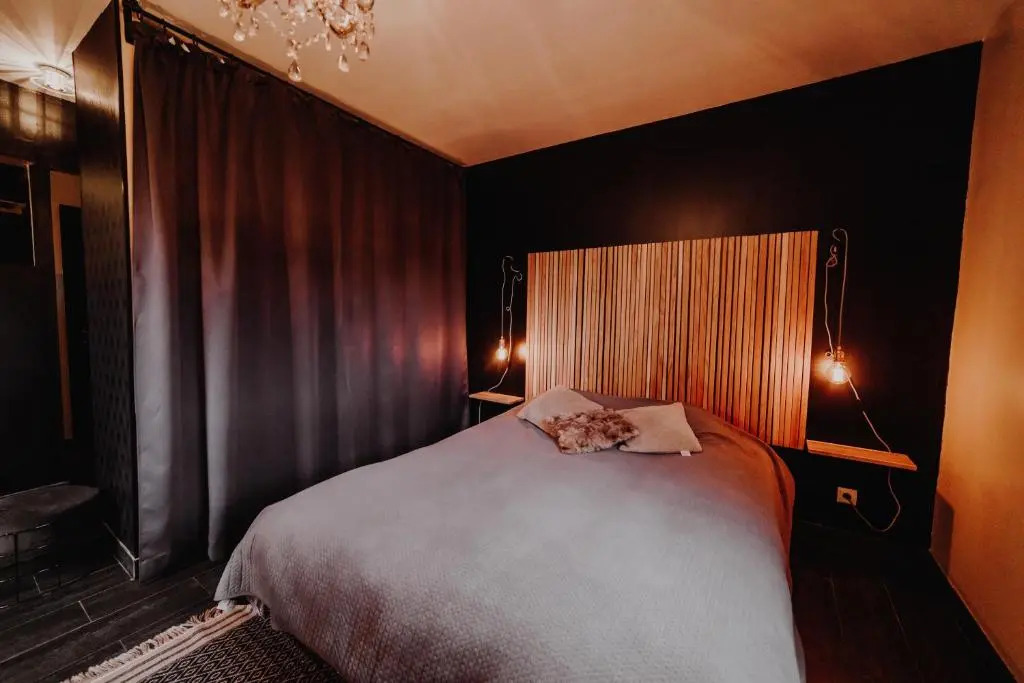 Chambre avec jacuzzi ou Chalets dans les bois
