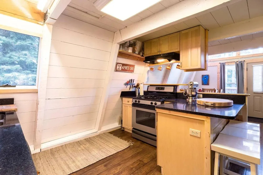 Stylish Modified A frame with Hot Tub sleeps 6!