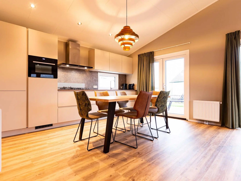 Detached, comfortable chalet with dishwasher, 8 km. from Hoorn