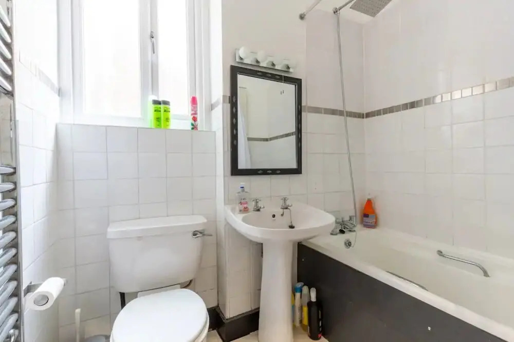 Eclectic 2 Bedroom Victorian era Apartment in Oval