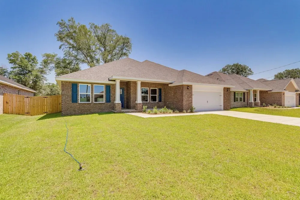 Single-story Navarre Home ~ 8 Mi to Navarre Beach