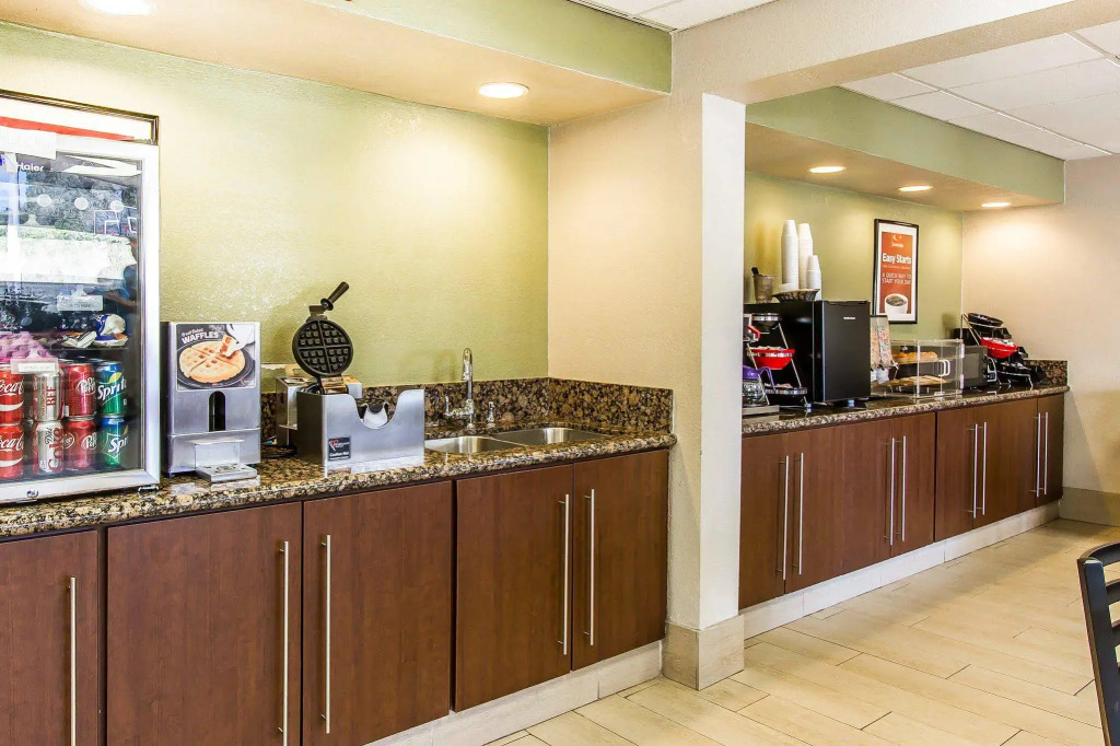Econo Lodge Inn & Suites Near Bricktown