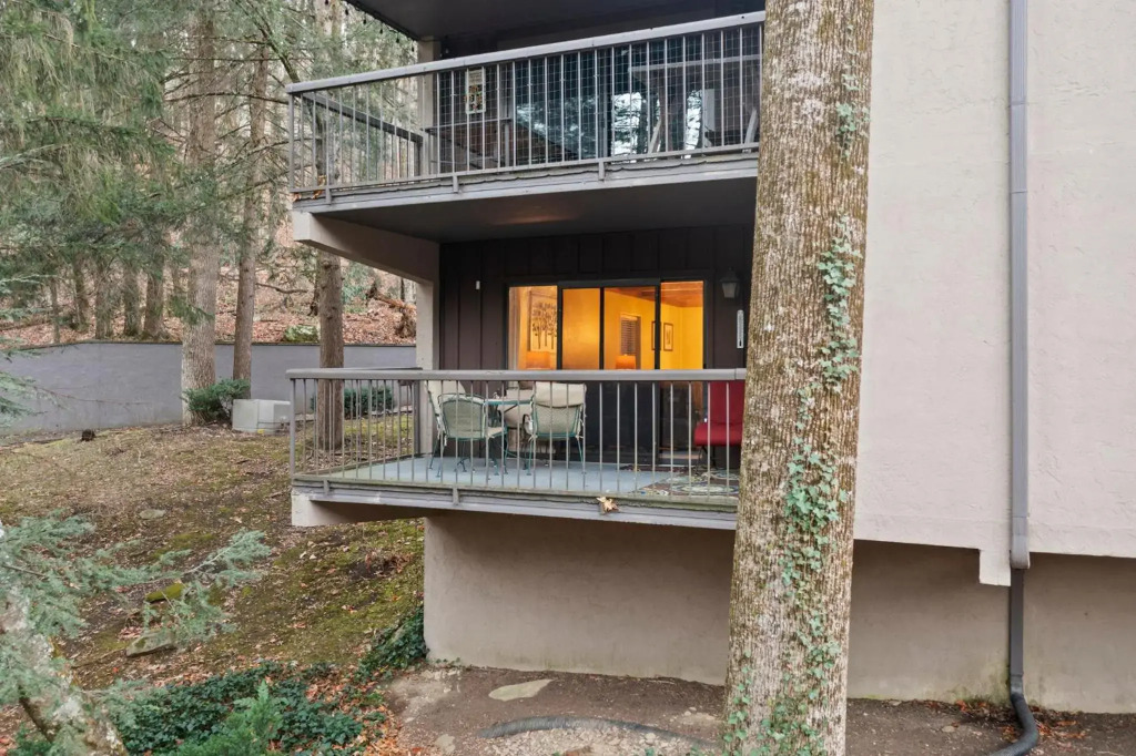 Fall into all the Smokies have to offer in this great mountain escape-Over 1500 Square Feet and Sleeps 9
