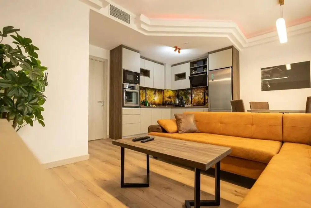 Luxury 19th Floor Condo With Pool, Gym & City View