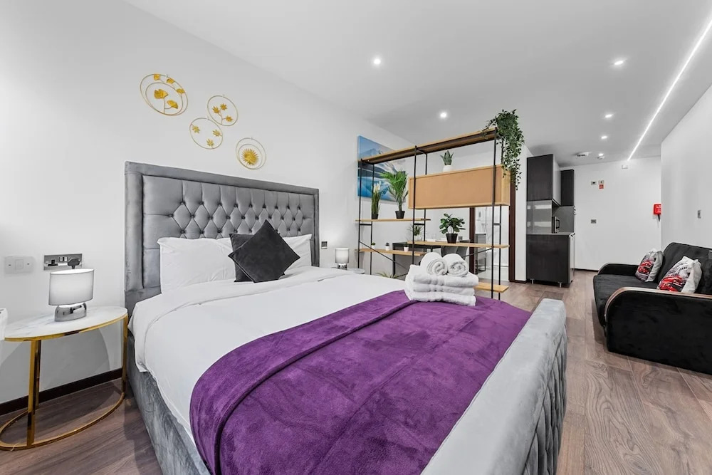 Bright Studio Retreat in Golders Green