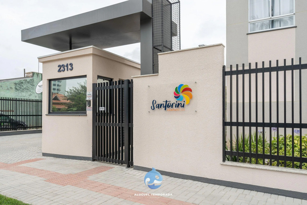 Aptos a 150 M DA PRAIA com SACADA, WI-FI, AR CONDICIONADO, COZINHA COMPLETA no condomínio Santorini Confort Club c/ PISCINA, PORTARIA 24h, PLAYGROUND e vaga de GARAGEM