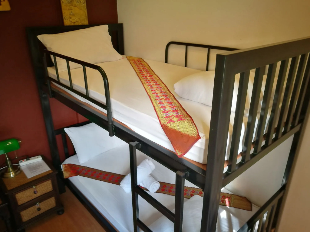Ashi Poshtel