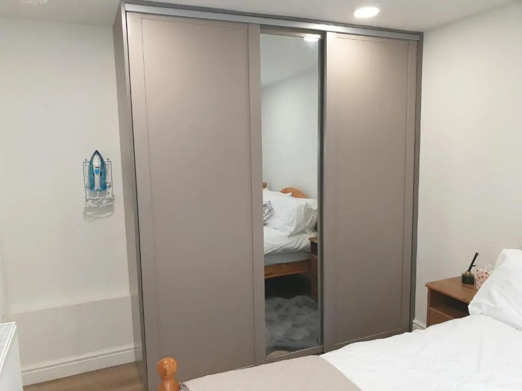 Modern 1 bed Apartment, 10 Mins to Leeds City Cent
