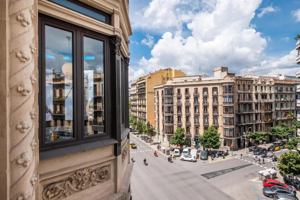 Sunny and Modernist apartment for groups in center