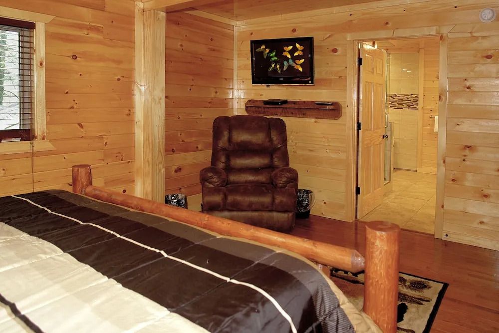 Laurel Manor Close To Downtown 4 Bed Rooms Hot Tub And Fire Pit