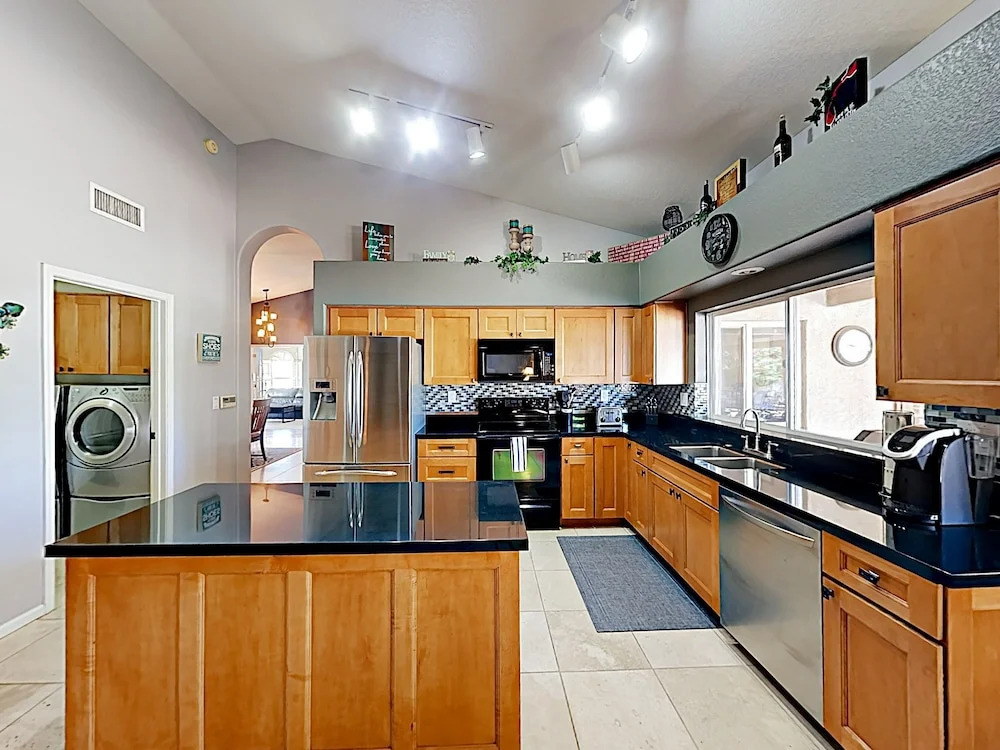 747 Phoenix - 4 Br Home