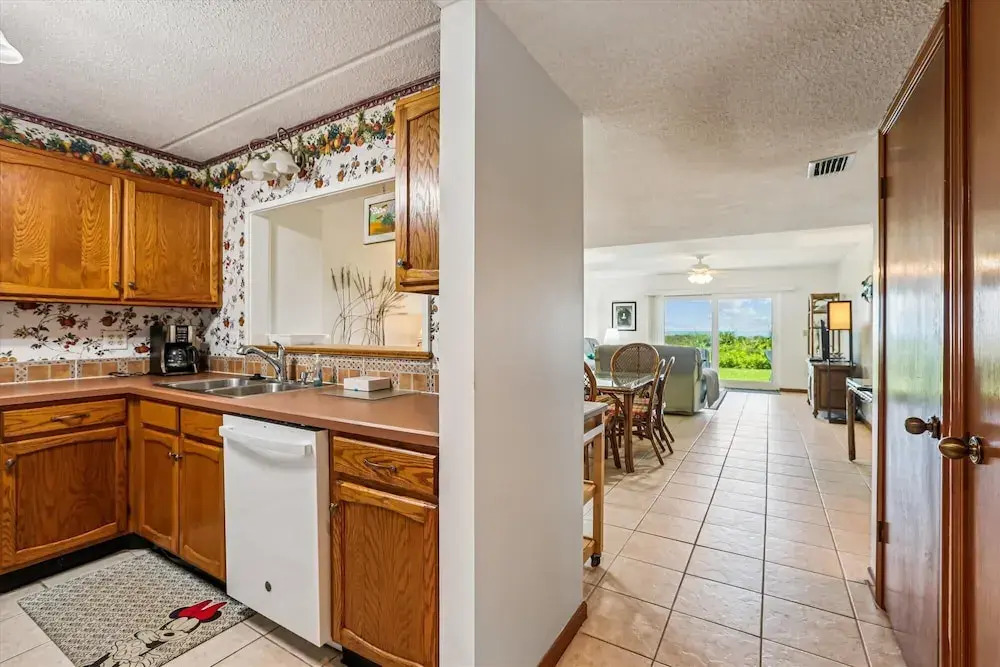 Oceanfront Luxury: 2BR Condo + Pool in St.aug