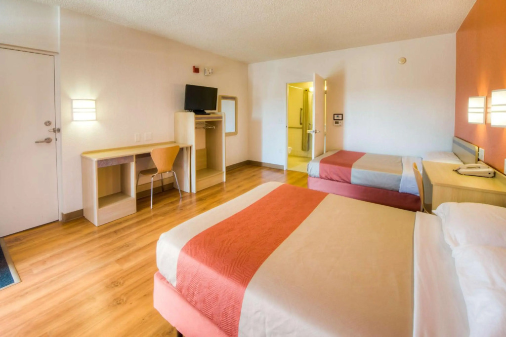 Motel 6 Niantic, CT - New London