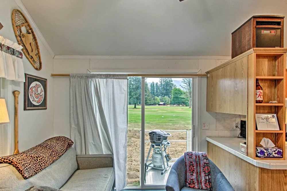 Woodsy Packwood Haven w/ Golf Course Access!