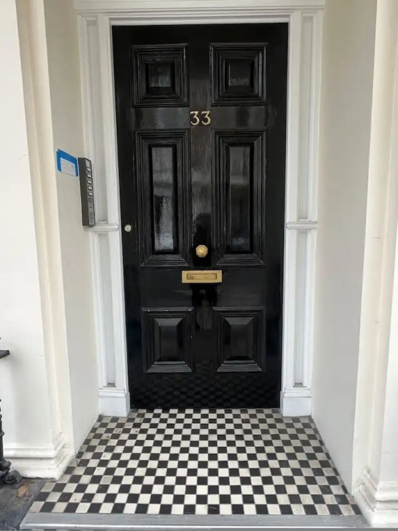 Newly Refurbished - Awesome 3 Bedroom Notting Hill Very Central With a Balcony