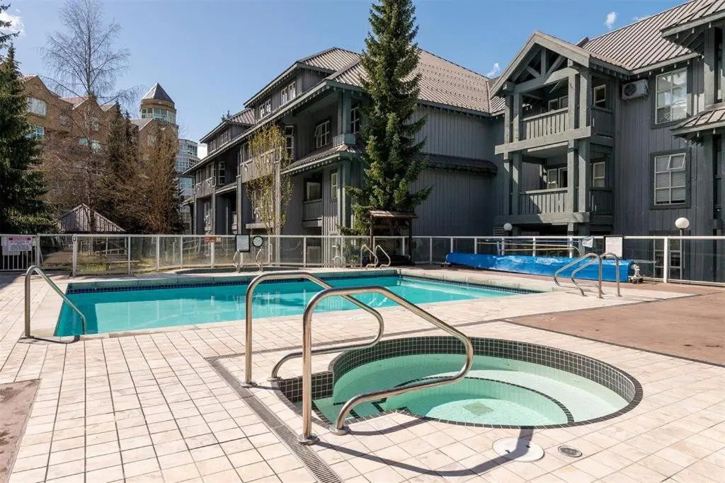 Renovated Ski in ski out 2 bedroom 1 bedroom plus enclosed loft