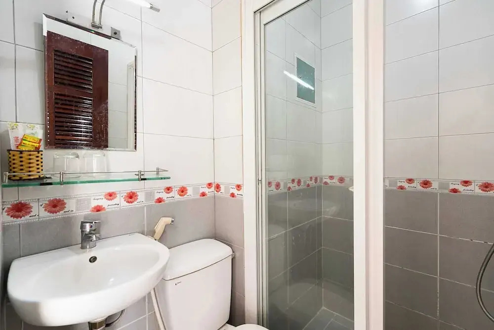 Collection O Dinh Dinh Hotel - Near Tan Son Nhat Airport