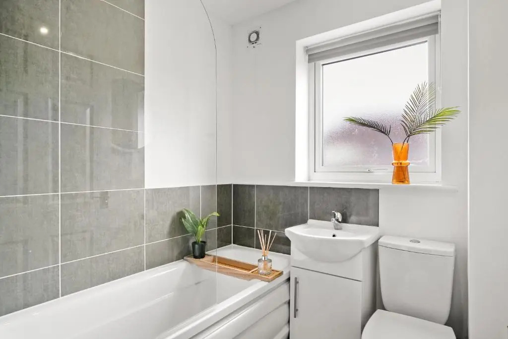 1 Sarah House by Truestays - 2 Bedroom Apartment - FREE Wifi & Parking
