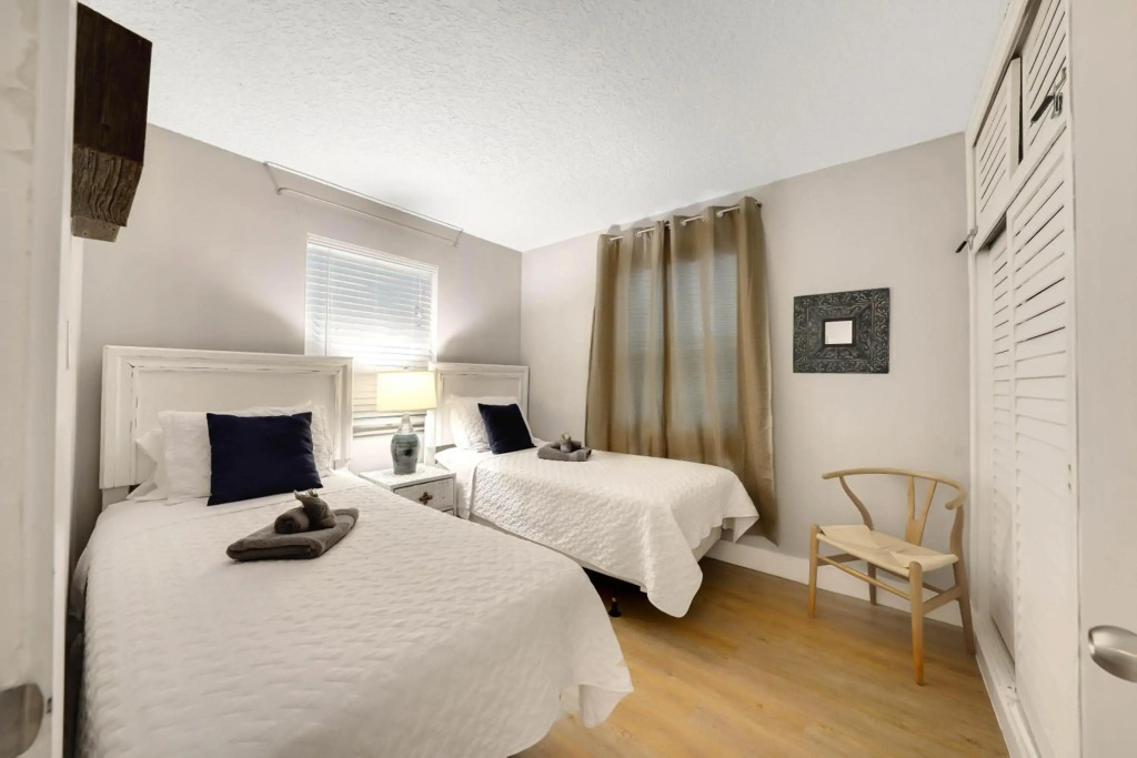 21 apartment 1 blk from beach unit 2