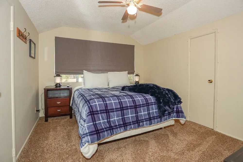 Maple Hill Lodge 2 Bedroom Home by RedAwning