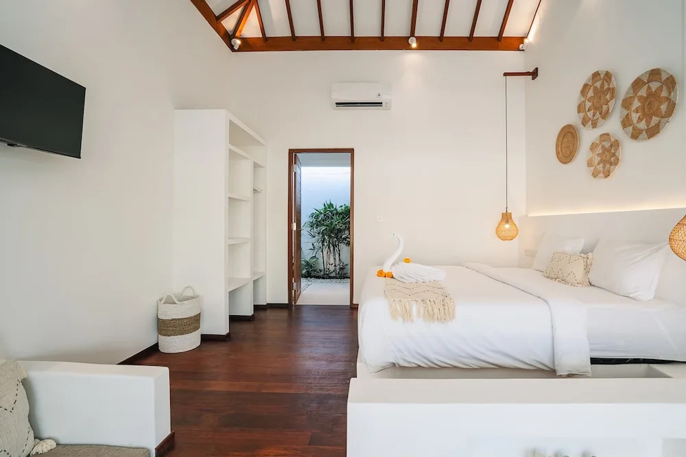 Villa L at Seseh - 2BR Private Luxury Oasis next to the Beach