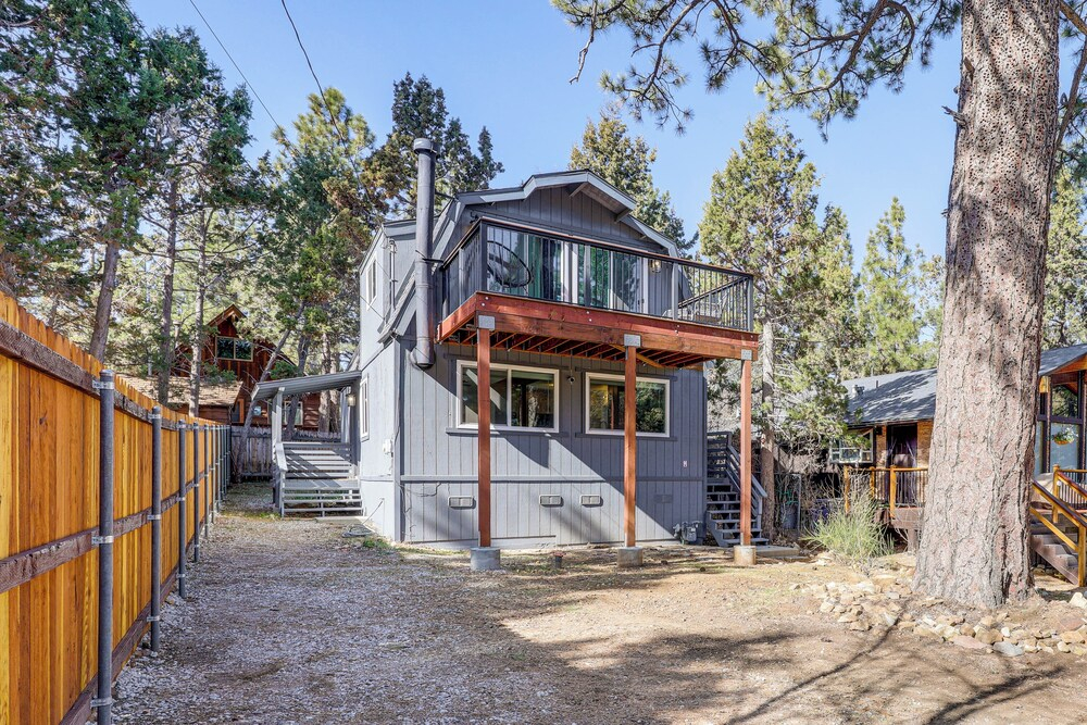 5 Mi to Lake & Skiing! All-season Big Bear Base