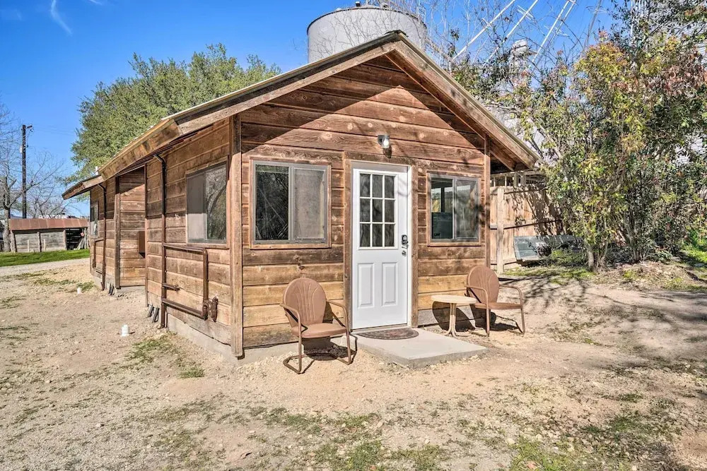 Waterfront Lake Dunlap Studio Cabin w/ Dock