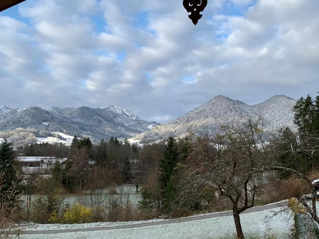 BERGSUCHT-Ruhpolding, Traumlage am sonnigen Südhang, kostenlose Parkplätze, schnelles WLAN, ruhige Sackgasse, NETFLIX inklusive