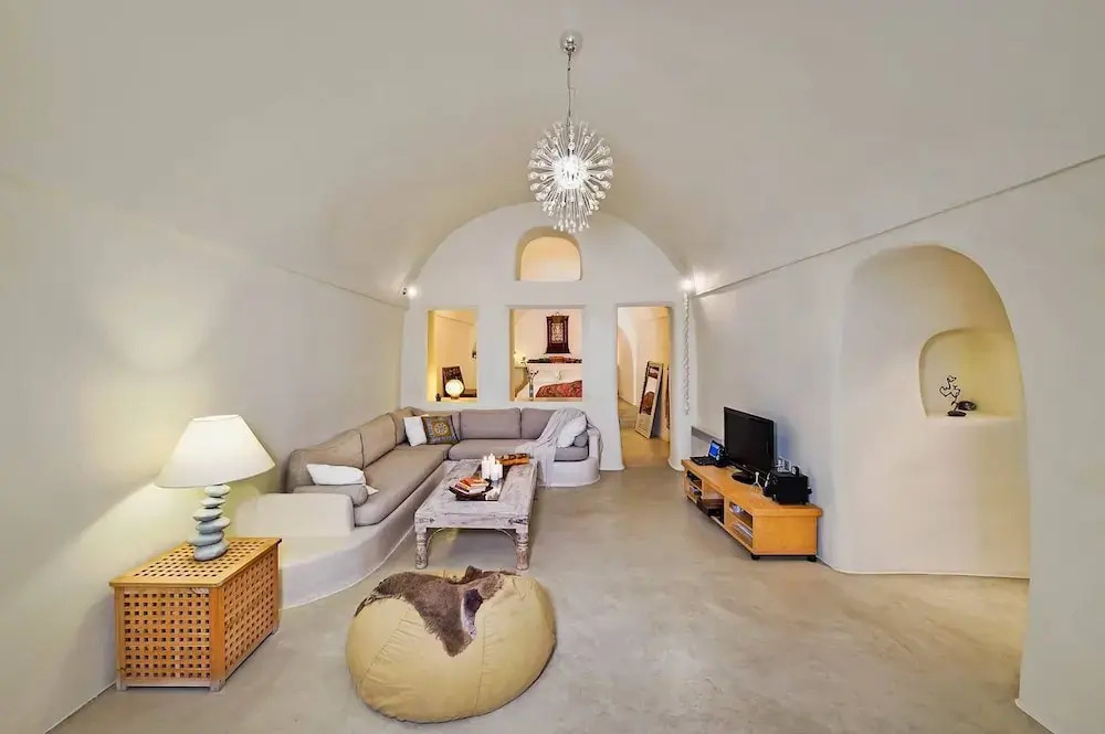 Real Santorini Cave House far From the Crowds