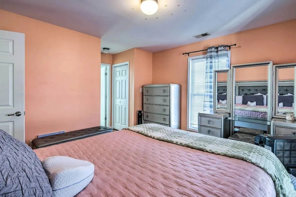 5 Mi to National Mall: Home in Washington DC